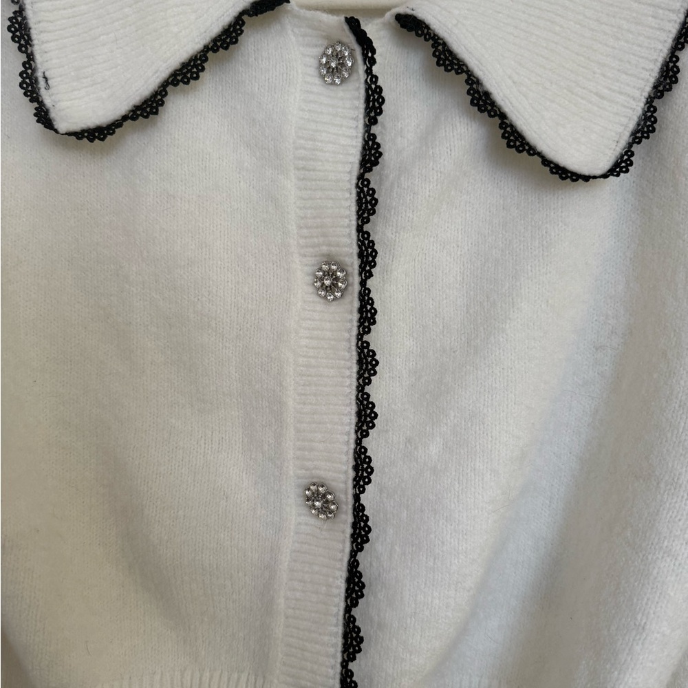 ✨ For Sale: H&M Divided White Knit Sweater with Black Lace Trim - Size Small ✨ - Picture 3 of 3